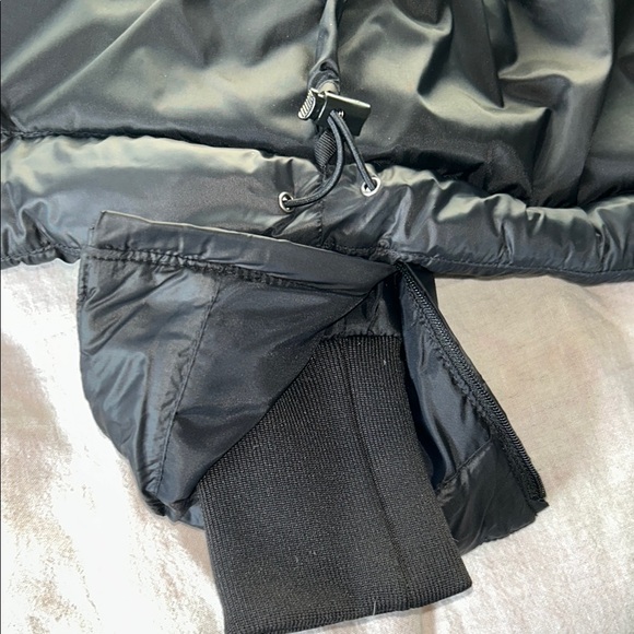 The North Face Women's Black Puffer Jacket - Picture 13 of 16
